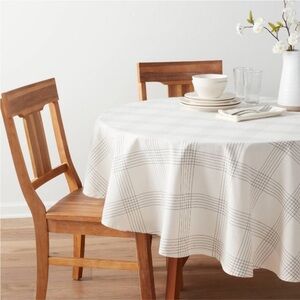 THRESHOLD NWT cotton open plaid tablecloth -cotton poly blend -round 70” -black
